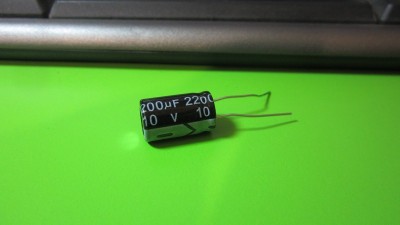 Конденсатор електролітичний 10V 2200uF (12858)