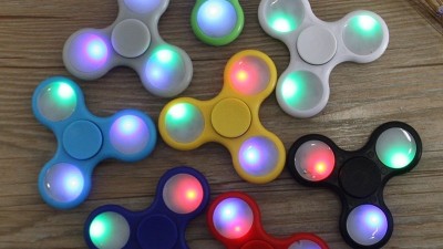 Світящий спінер LED Spinner іграшка на три пальці (12941)