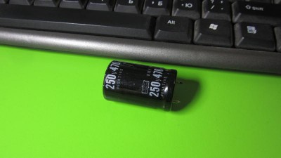 Електролітичний конденсатор 250V 470uF 22*​​35мм (14261)