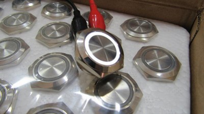 Кнопка антивандальна тактова без фіксації хром 22мм білий колір (18103)