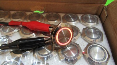 Кнопка антивандальна тактова без фіксації хром 19мм червоний колір (18106)