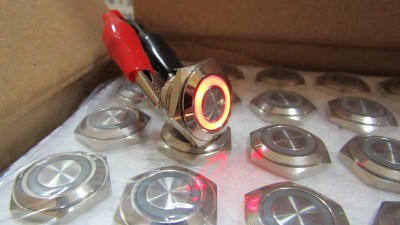 Кнопка антивандальна тактова без фіксації хром 16мм червоний колір (18111)