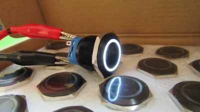 Кнопка антивандальна тактова без фіксації чорна 22мм білий колір (18119)