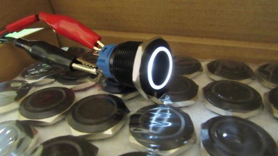 Кнопка антивандальна тактова без фіксації чорна 19мм білий колір (18120)